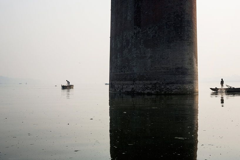 silhouette d'un bateau de pêche avec en arrière-plan le pont de Mawlamyine Malviya. par Tjeerd Kruse