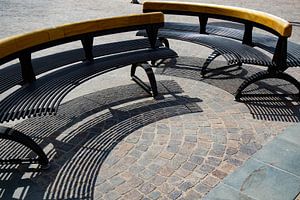 Mobilier urbain semi-circulaire avec lignes d'ombre