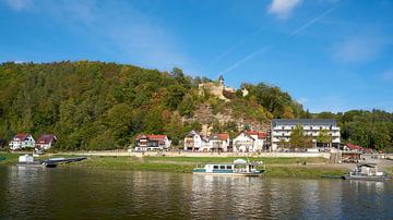 Het dorp Rathen aan de oever van de Elbe in het Elbsansteingebergte van Heiko Kueverling