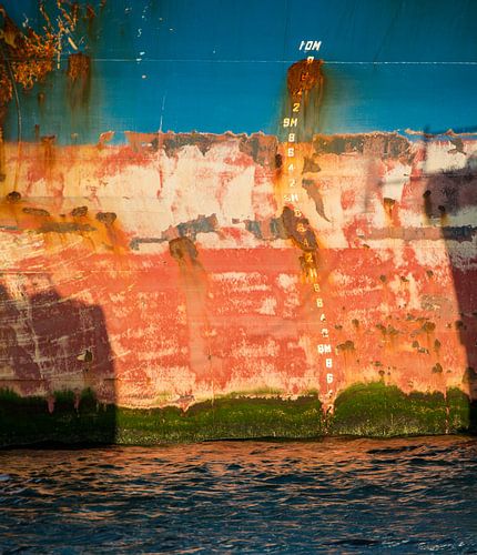 Een zeeschip gepokt en gemazeld van haar reizen over zee.