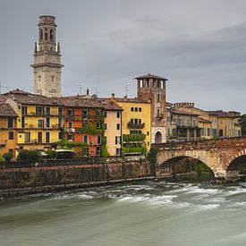 De stille omhelzing van Verona - De Ponte Pietra over de dromende Adige van Walter G. Allgöwer