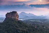 Lion's Rock in landschap waar de zon onder gaat