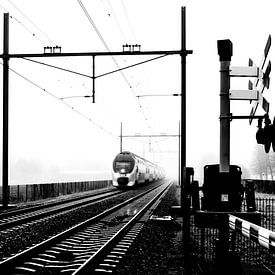 Zwart-wit foto van een Hollandse trein in mist bij spoorwegovergang von Hans Post
