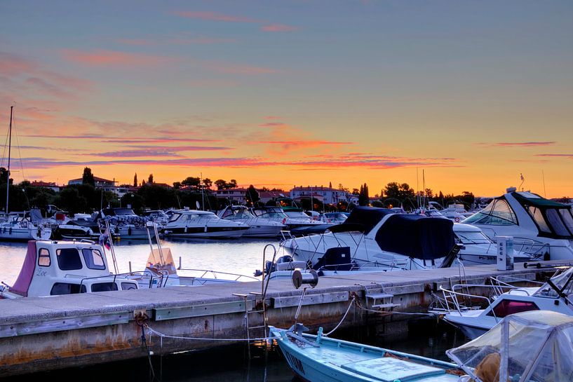 Red sky over the harbour by Roith Fotografie