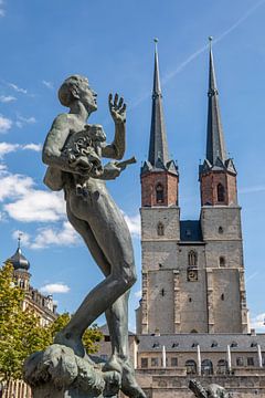 Halle/Saale - Skulptur am Göbelbrunnen und Marktkirche Unser lieben Frauen von t.ART
