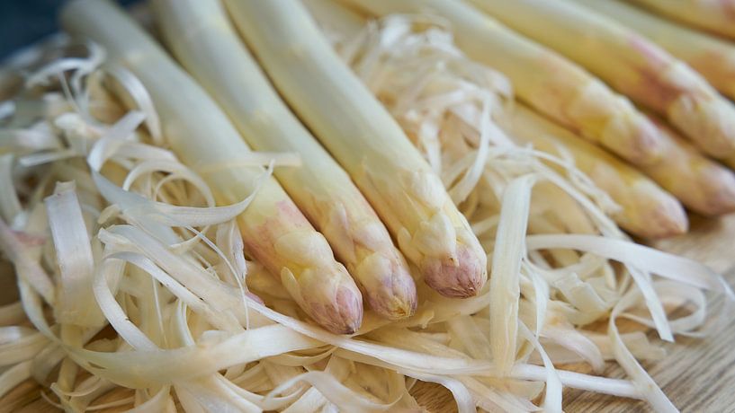 Fresh peeled white asparagus by Heiko Kueverling