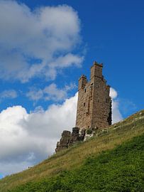 Château de Dunstanbugh - Tour en ruine sur une colline inclinée sur Annie Lausberg-Pater