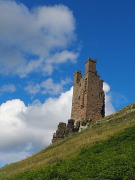 Dunstanbugh Castle - Toren ruine op schuine helling van Annie Lausberg-Pater