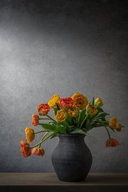 Nature morte avec tulipes pivoines dans un vase en terre cuite