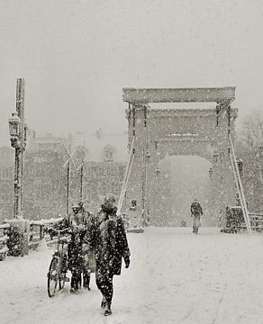Magere Brug in de sneeuw. Amsterdam von Frank de Ridder