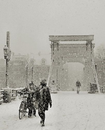 Magere Brug in de sneeuw. Amsterdam