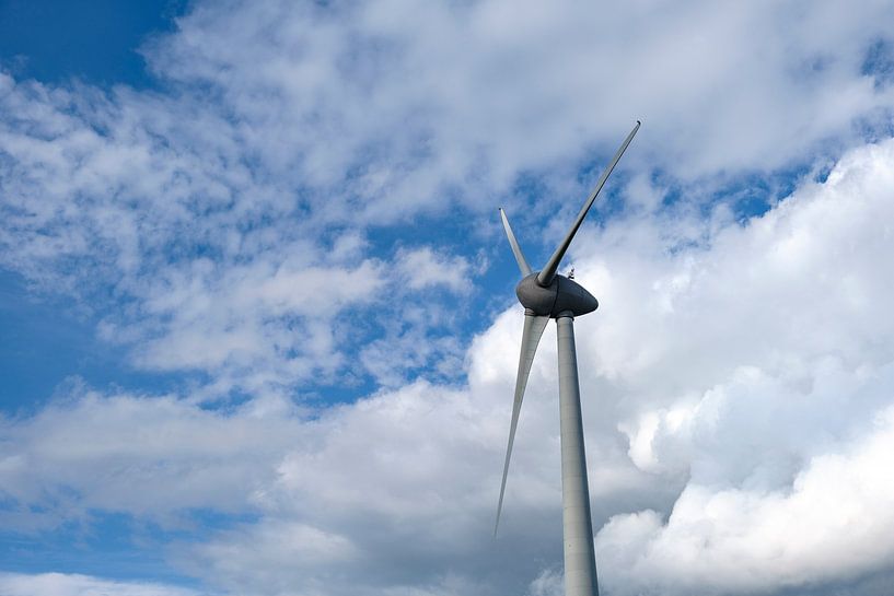 Windturbine zur Stromerzeugung in einem Windpark mit Wolken im Hintergrund von Sjoerd van der Wal Fotografie