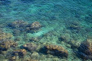 Eau de mer claire dans une crique rocheuse