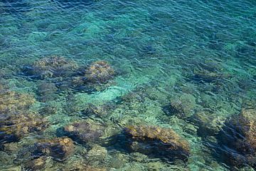 Blauw zeewater, rotsen en zachte golven 2 van Adriana Mueller