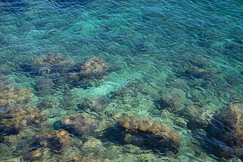 Blaues Meerwasser, Felsen und sanfte Wellen 2 von Adriana Mueller