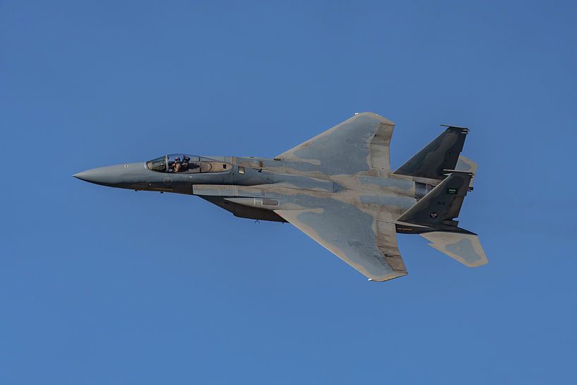 Saudische Boeing F-15 Eagle während einer Flugshow. von Jaap van den Berg