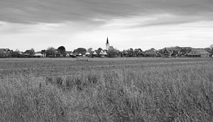 Das malerische Dorf Den Hoorn auf der Insel Texel in den Niederlanden in Schwarz-Weiß.