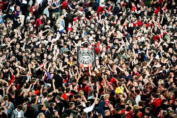 Fans des FC Twente nach dem Gewinn der europäischen Fußballmeisterschaft von GCA Productions