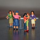 Miniaturen, die Liebe eines tanzenden Damenpaares von Jolanda de Jong-Jansen Miniaturansicht