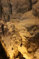 Gnomes et trolls sur le mur d'une grotte.