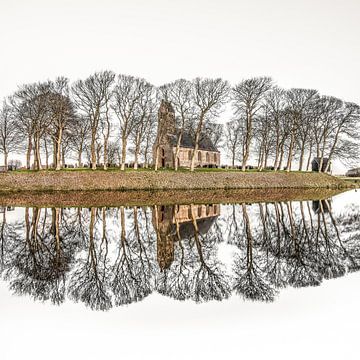 Zicht op het kerkje van Hijum in Friesland  gespiegeld in de ijsbaan van Harrie Muis