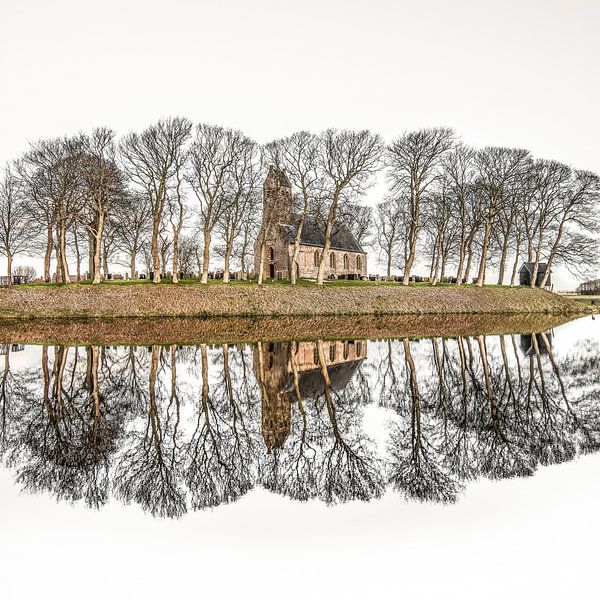 Blick auf die Kirche von Hijum in Friesland, gespiegelt in der Eisbahn von Harrie Muis