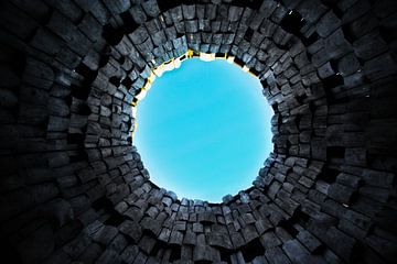 Vreemde poort en trompet in de lucht. Donkere tunnel en blauwe lucht, symbool van de dood van Michael Semenov
