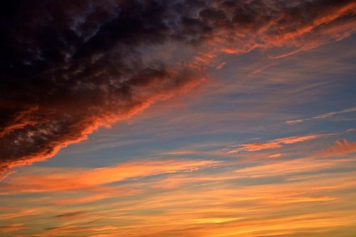 Evening sky – rode avondlucht boven donkere wolken