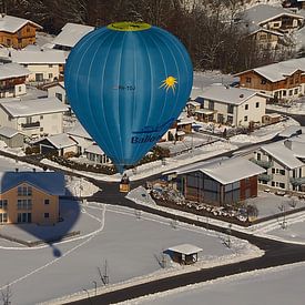 Hete luchtballon in de Duitse Alpen van tiny brok