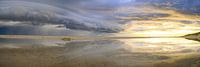 Zonsopgang op het strand van Texel met een naderende stormwolk