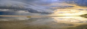 Zonsopgang op het strand van Texel met een naderende stormwolk van Sjoerd van der Wal Fotografie