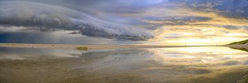 Sonnenaufgang am Strand der Insel Texel mit Annäherung einer Gewitterwolke von Sjoerd van der Wal