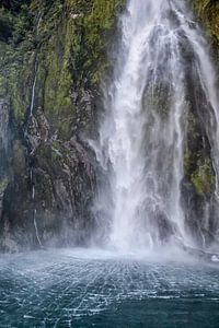 Waterval in Milford Sound, Nieuw-Zeeland van Christian Müringer