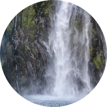 Waterval in Milford Sound, Nieuw-Zeeland