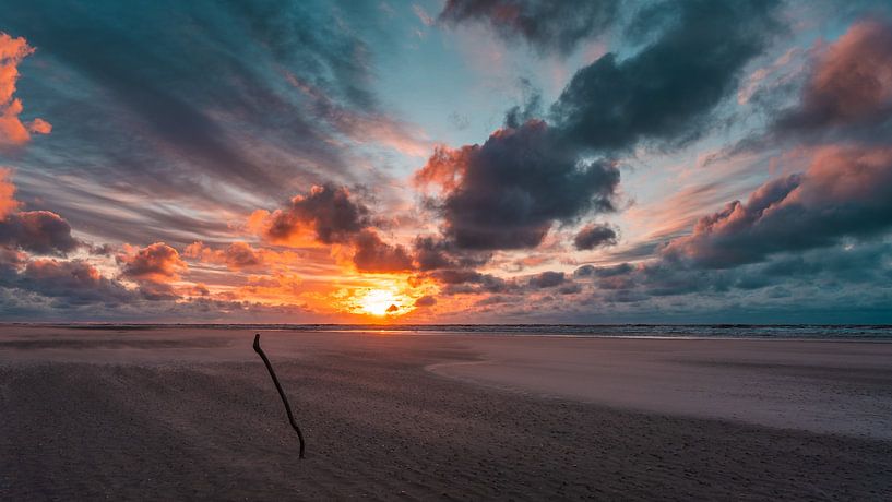 Brennender Himmel über dem Strand von Steffen Peters