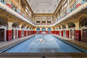 Ein bekanntes Schwimmbad mit schöner Architektur