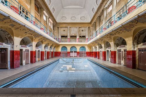 Een bekend zwembad met prachtige architectuur