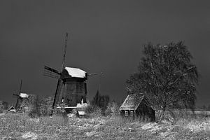 Molen in winterlandschap in zwart wit van Peter Bolman