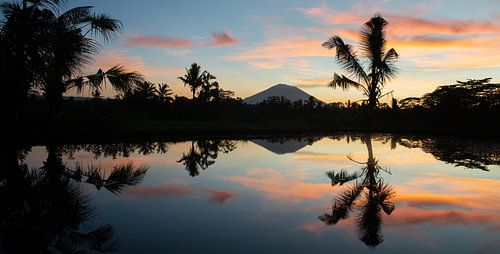 Panorama van zonsopkomst op Bali met vulkaan Agung