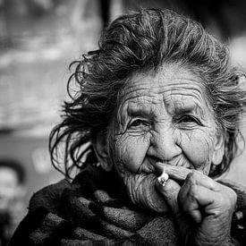 Alte nepalesische Frau raucht Zigarette (Schwarz-Weiß-Porträt) von Ellis Peeters