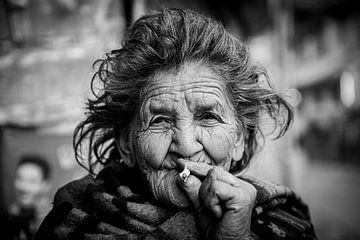 Alte nepalesische Frau raucht Zigarette (Schwarz-Weiß-Porträt)
