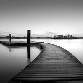Der Steg am Paterwoldsemeer in der Provinz Groningen in Schwarz-Weiß von Marga Vroom
