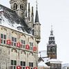 Les toits classiques de Gouda sous la neige (Vieille mairie et Sint Janskerk)) sur Chi