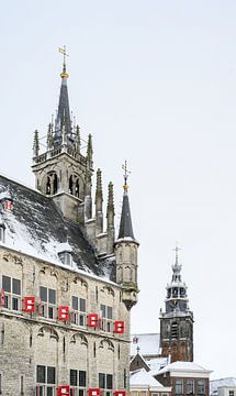 Klassische Dächer von Gouda im Schnee ( Altes Rathaus und Sint Janskerk )) von Chi