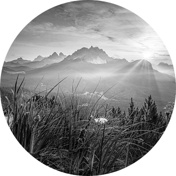 Berglandschap bij zonsopgang in de Dolomieten in zwart-wit