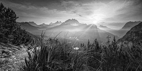 Berglandschap bij zonsopgang in de Dolomieten in zwart-wit