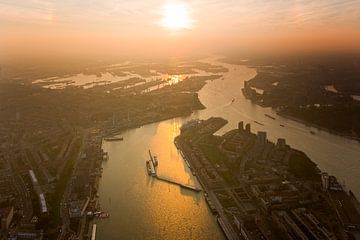 Luchtfoto Zonsondergang boven  Maas en Waalhaven te Rotterdam (zuid)