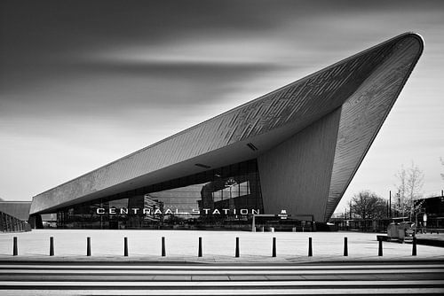 Der neue Hauptbahnhof (Centraal Station) der Stadt Rotterdam. Eine 180-sekündige Langzeitbelichtung 
