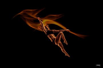 vrouw danst met vuur