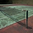 Verlaten Tennisbaan (More Past VI) van Gerard Oonk thumbnail